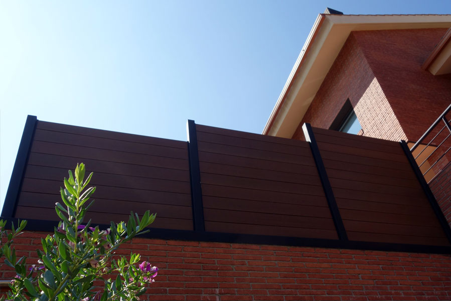 04-proyecto-valla-madera-perfil-aluminio-tecnologica-sintetica-gran